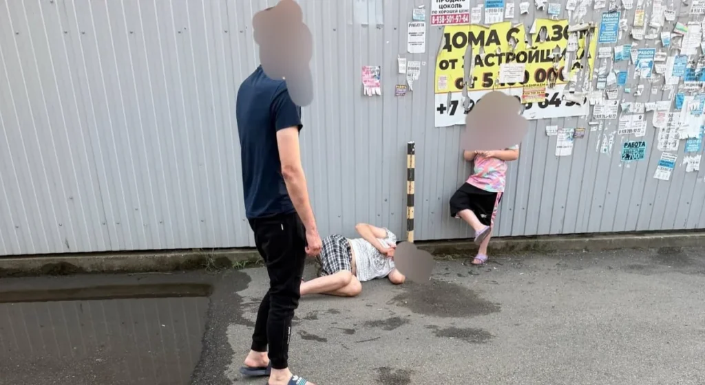 Мать в грязи, ребенок рядом: полиция Краснодара изъяла 8-летнюю девочку у нетрезвой родительницы