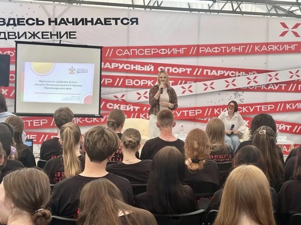 Депутат ЗСК Яна Щербакова встретилась с активистами лагеря «Тополек»