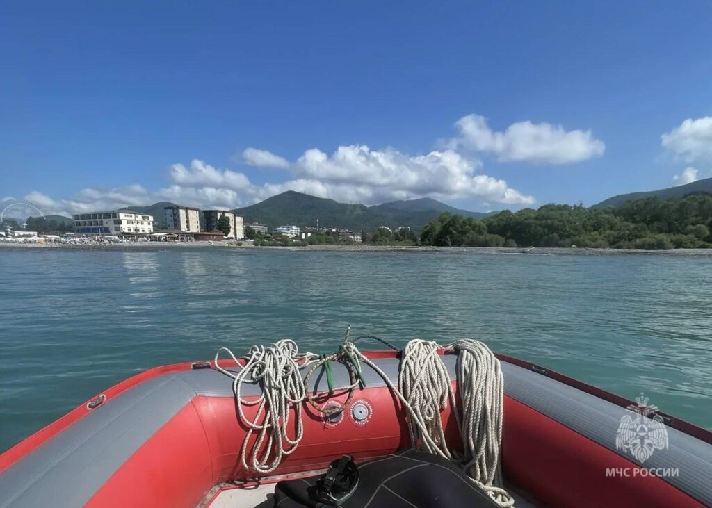 Водолазы в Сочи нашли тело подростка, унесенного рекой в море
