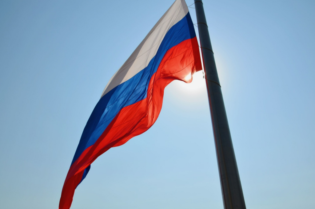 В Краснодаре на Главной площади подняли триколор в День флага России