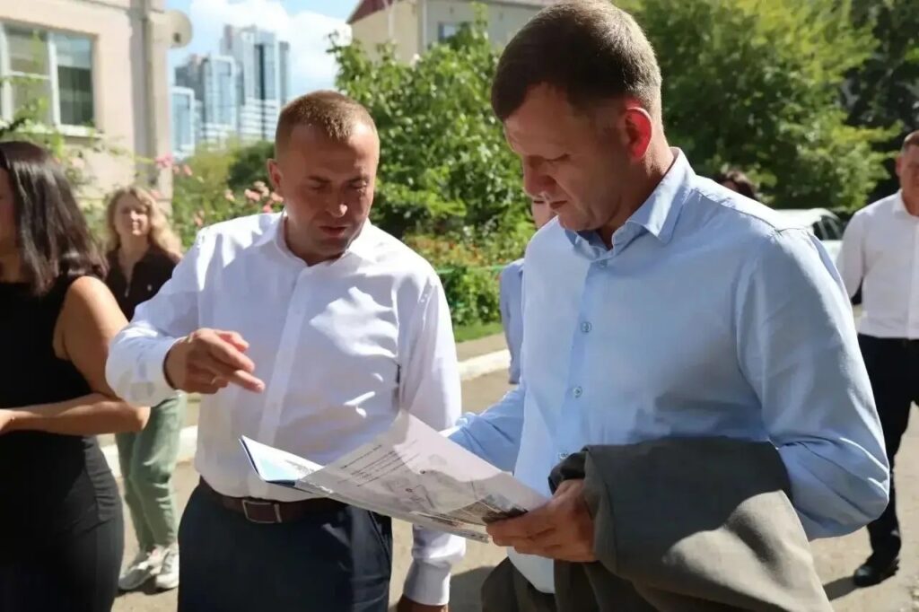 Депутат Александр Грачев показал детские площадки на улице Азовской в Краснодаре