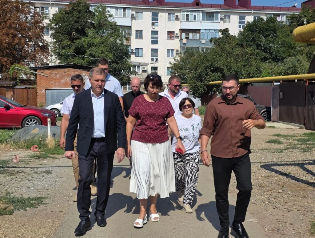 Депутаты и администрация оценили подготовку дороги к школе № 22 в Краснодаре