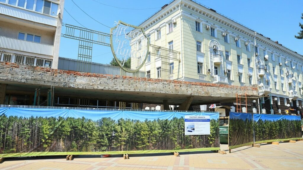 В Краснодаре частично перекрыли тротуар на улице Красной из-за ремонта театра кукол