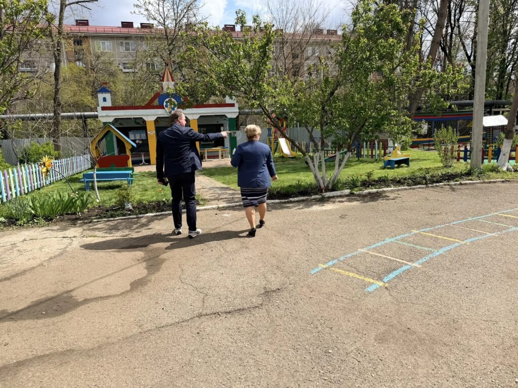 Депутат ЗСК Станислав Гринев участвует в подготовке школ и детских садов к новому учебному году