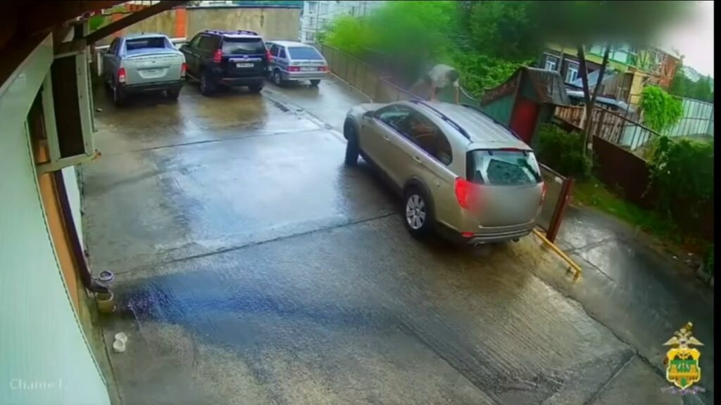 В Сочи турист пробивал кулаками порталы в иные миры в припаркованных автомобилях