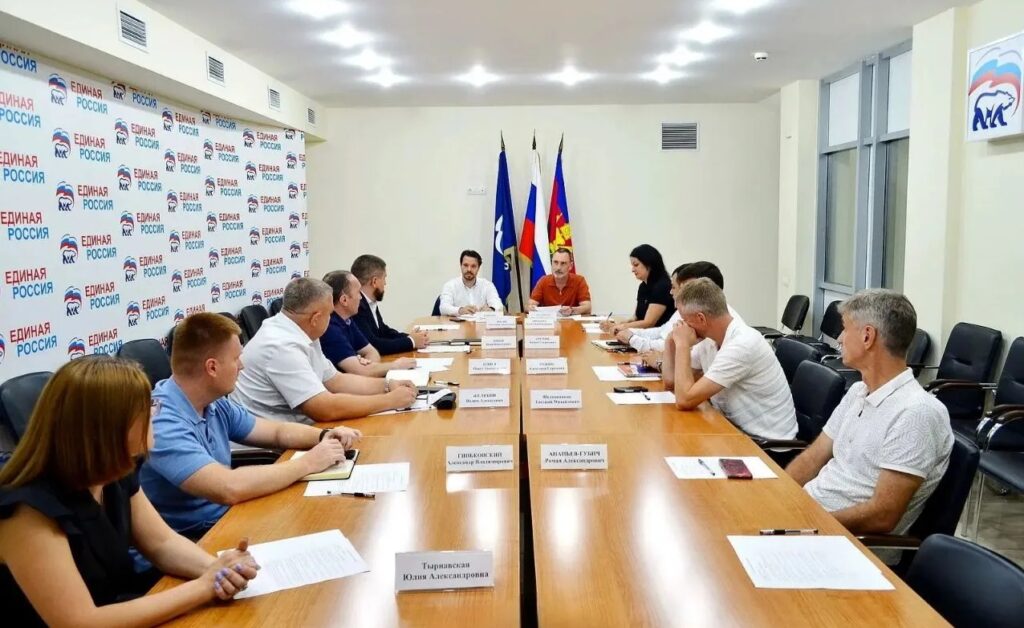 Депутат ЗСК Виктор Тепляков обсудил со специалистами сетевых организаций Сочи организацию вывоза мусора