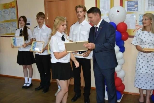 Денис Выпринцев поздравил учеников и педагогов школы № 28 с Днем знаний