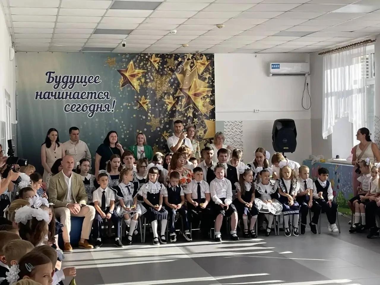 День знаний в 30-й школе: депутат Максим Яковенко встретился с педагогами и учениками