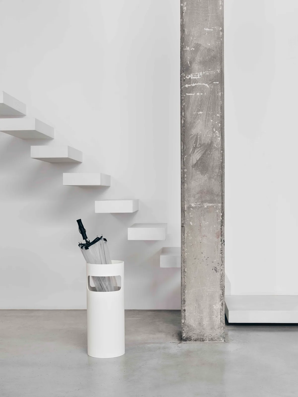 Kartell Portaombrelli — модель в интерьере — изображение 1