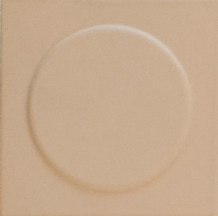 Beige Bardelli, Play