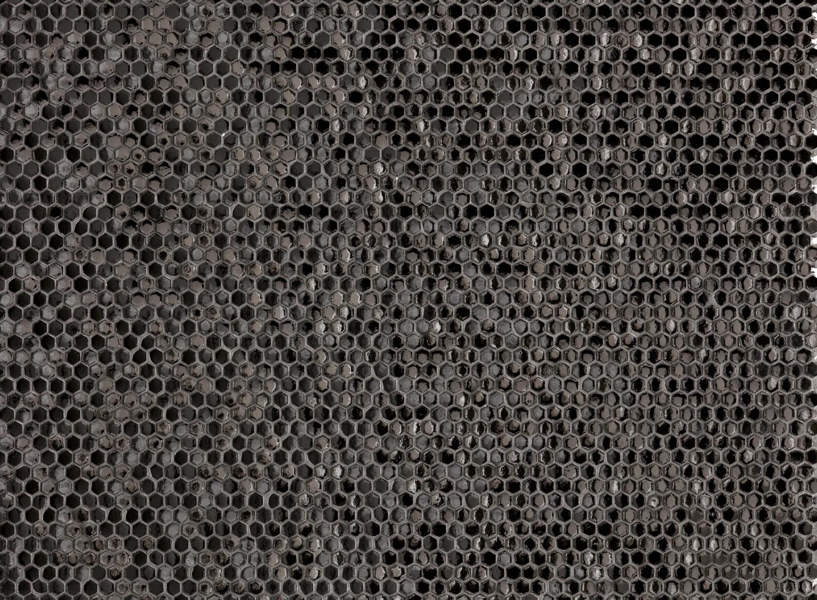 Honeycomb Glossy Nero Mutina, Phenomenon