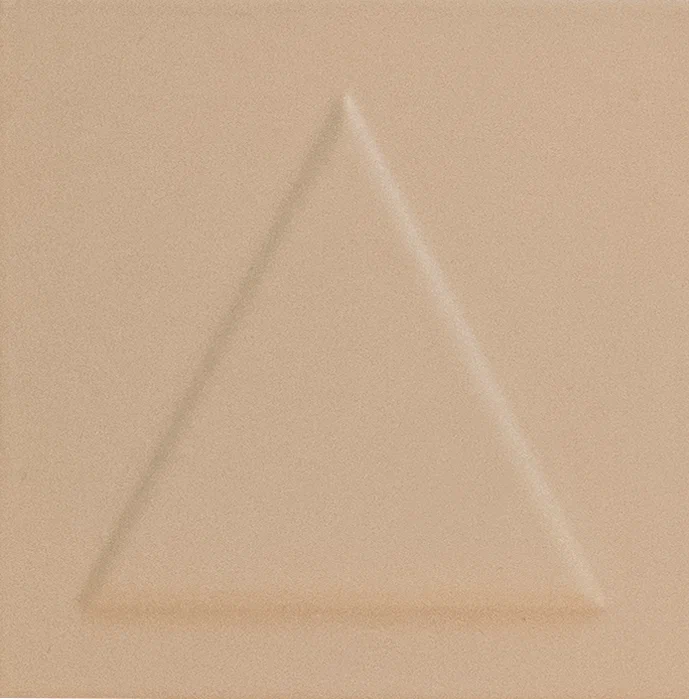 Beige Bardelli, Play