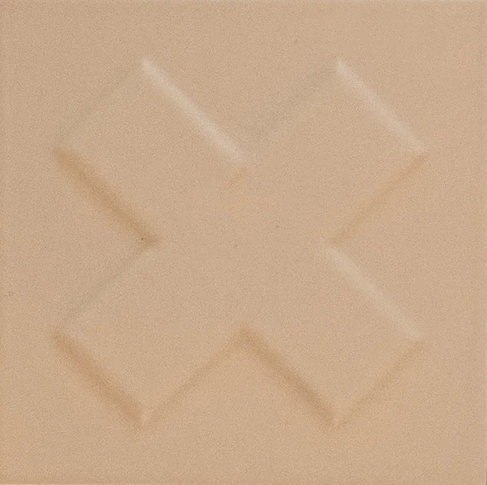 Beige Bardelli, Play