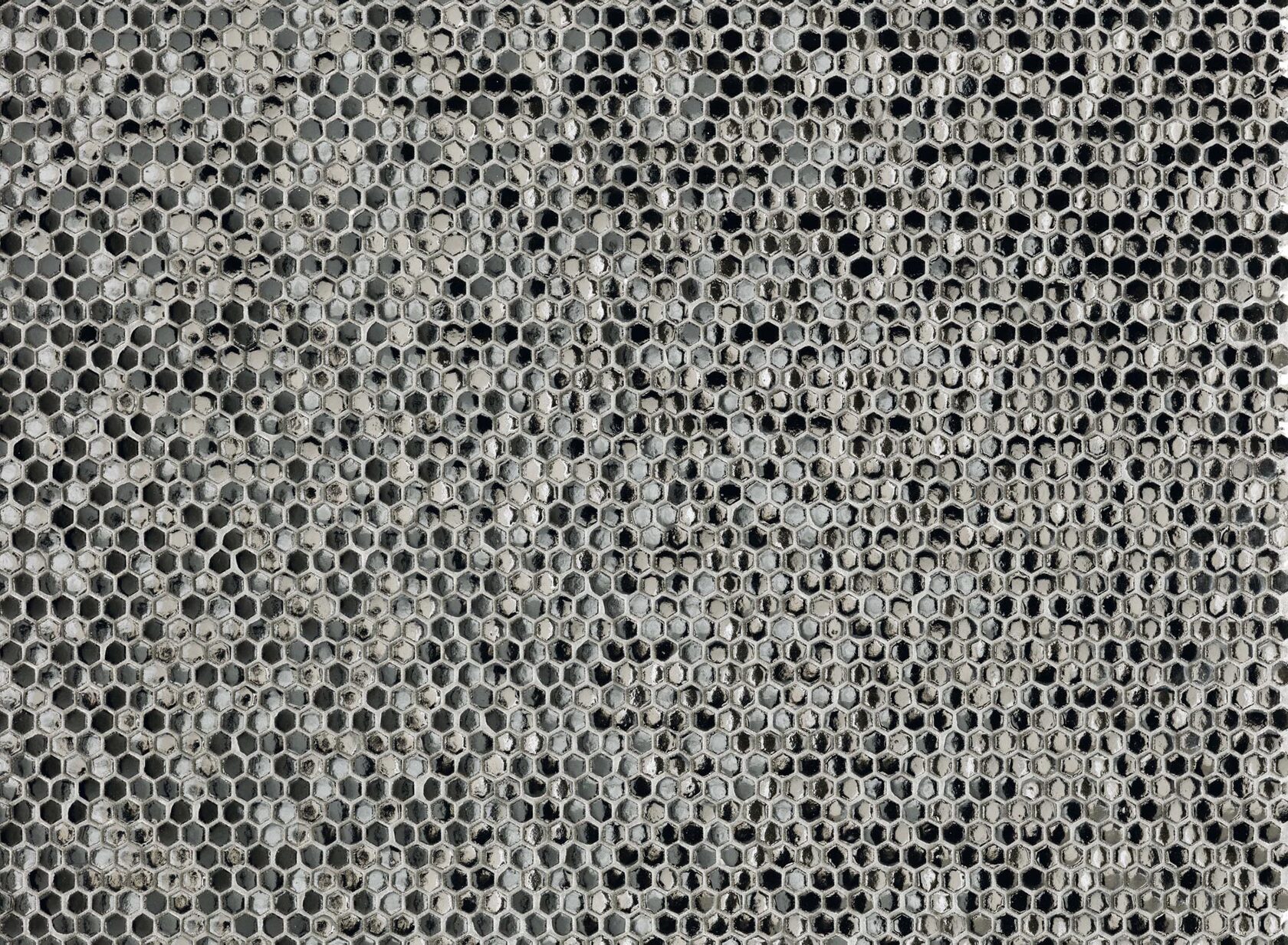 Honeycomb Glossy Argento Mutina, Phenomenon