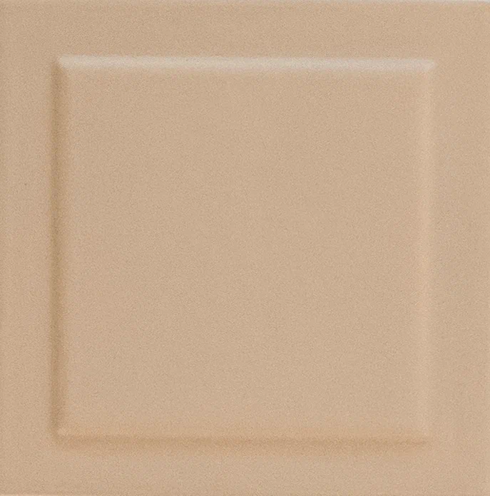 Beige Bardelli, Play