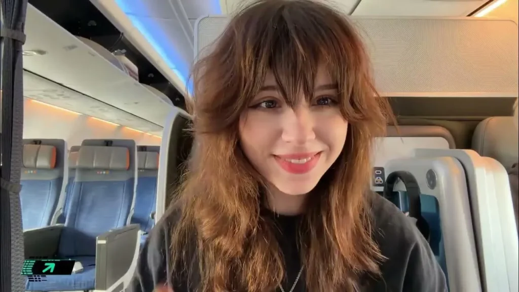 Yuuechka рассекла подбородок, ударившись об угол тумбочки: «Там мясо, зашивали»