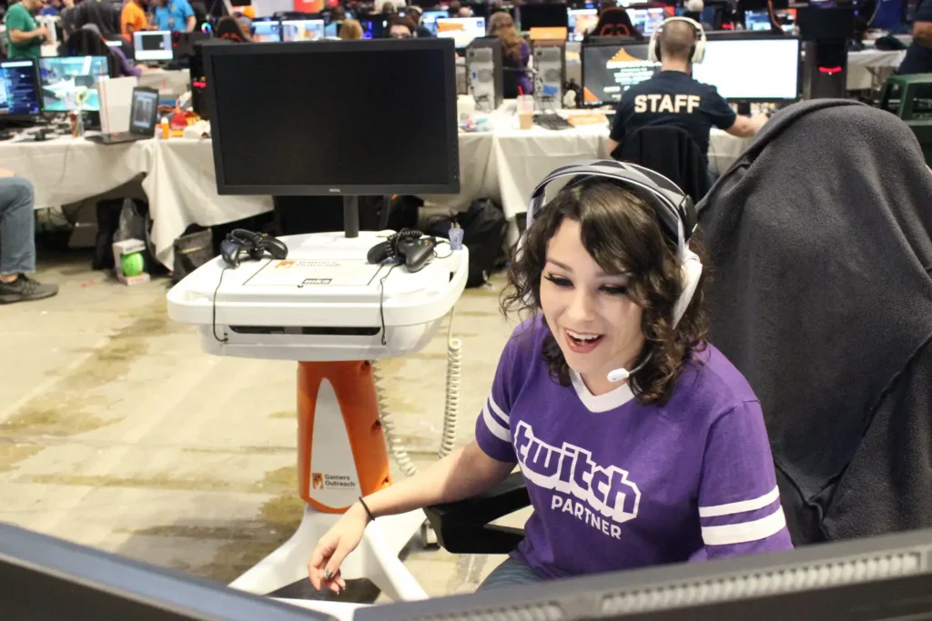 Почему стриминг - идеальная среда для развития парасоциальных отношений? Сталкинг, угрозы, нездоровые фанаты