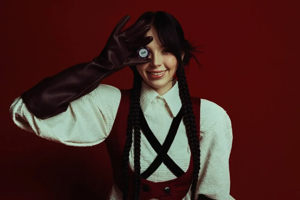 By_Owl показала кадры новой фотосессии в карточной эстетике