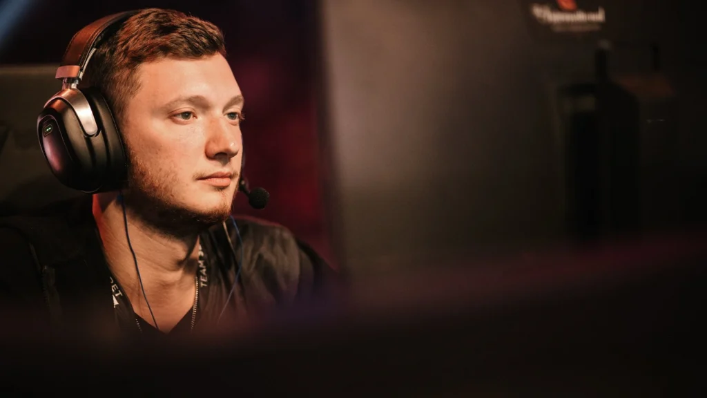 Resolut1on: «Я живу одним днем. *** строить планы, которые никогда не воплощаются»