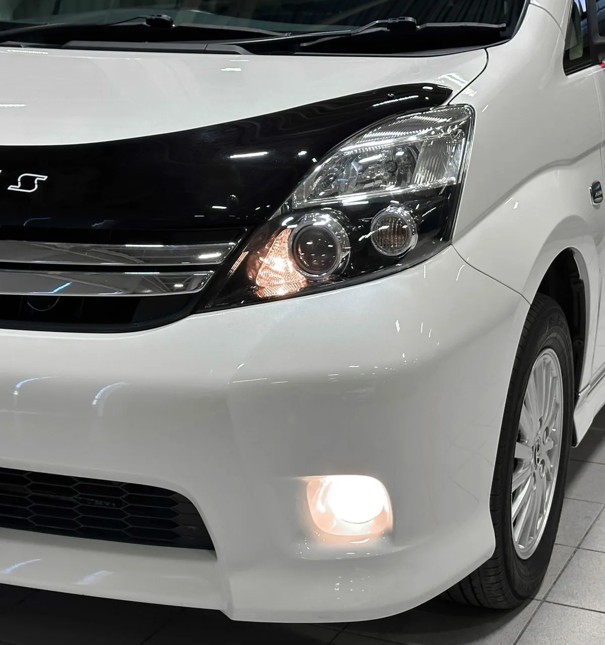 Toyota Isis - 4