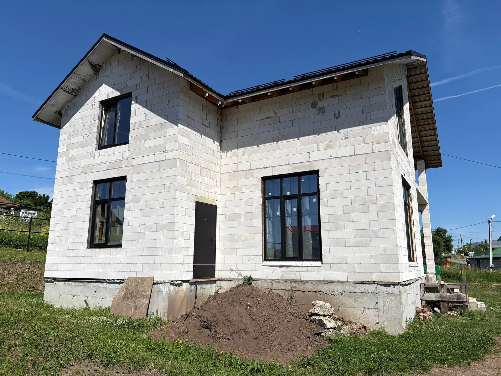 Двухэтажный дом из газоблока — монтаж кровельной системы