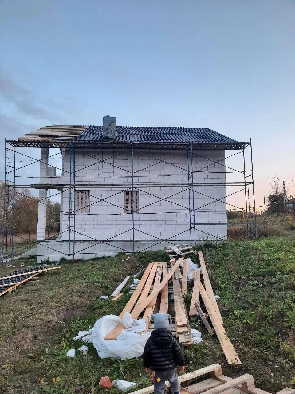 Двухэтажный дом из газоблока — монтаж кровельной системы, фото 4