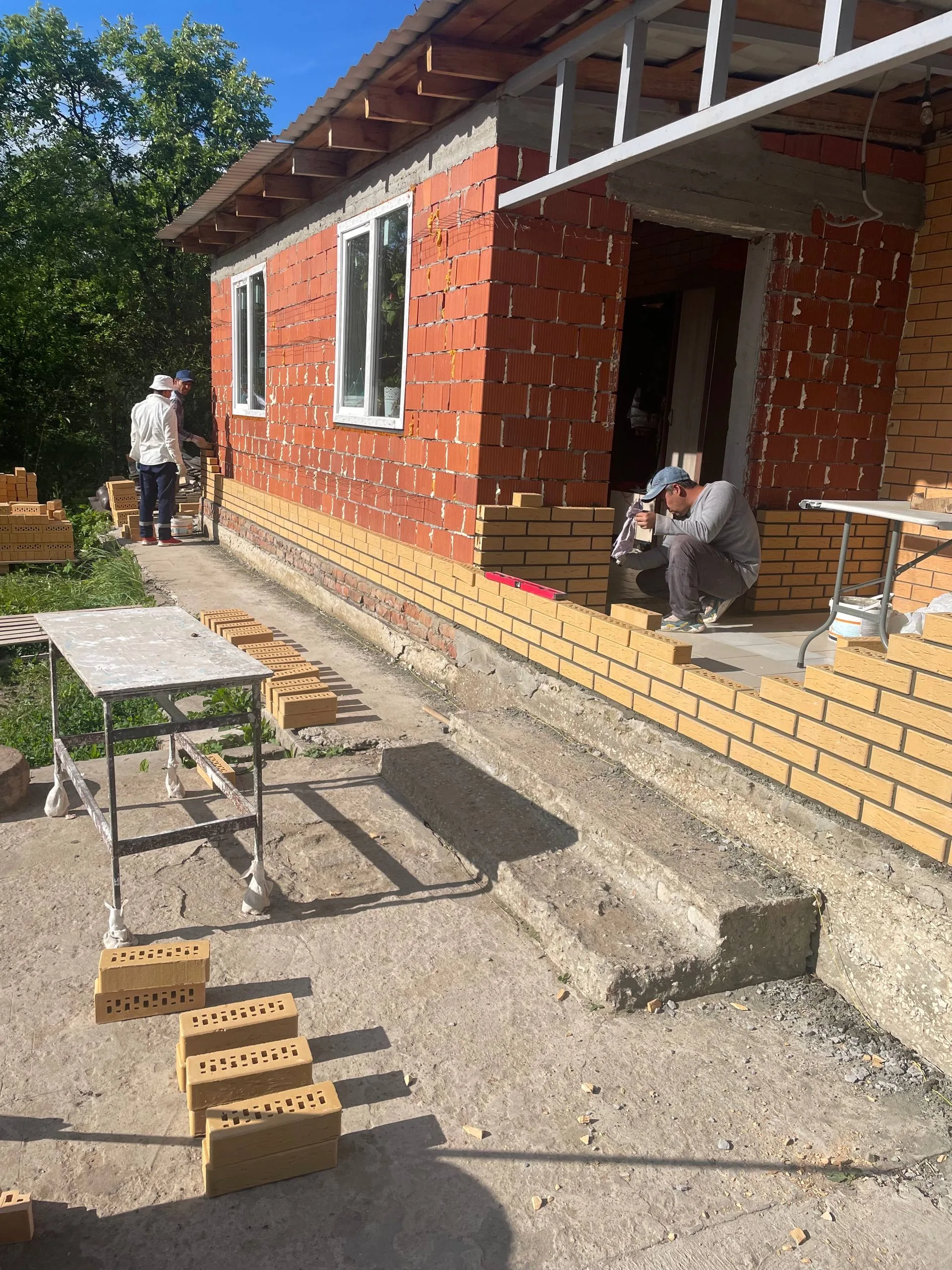 Дом из кирпича — установка окон и входной группы, фото 2