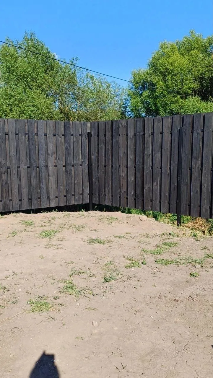 Деревянный забор на металлическом каркасе