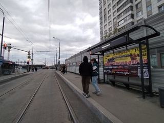 Остановка — ТЦ Академический, Краснолесья напротив