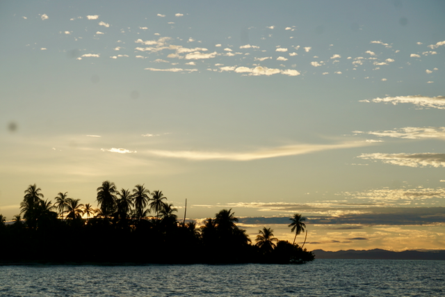 Tourists Aground, Phone on the Seabed – photo 2