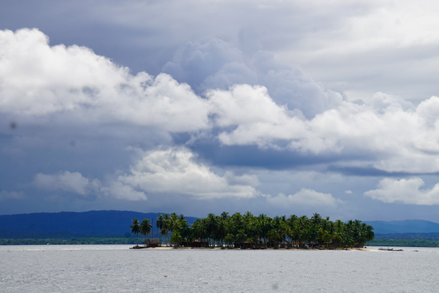 Tourists Aground, Phone on the Seabed – photo 4
