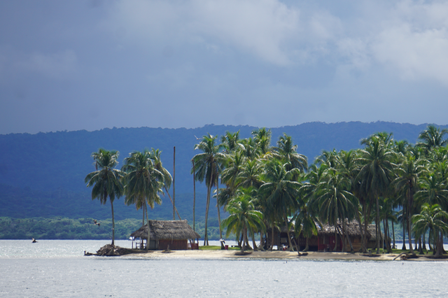 Tourists Aground, Phone on the Seabed – photo 3