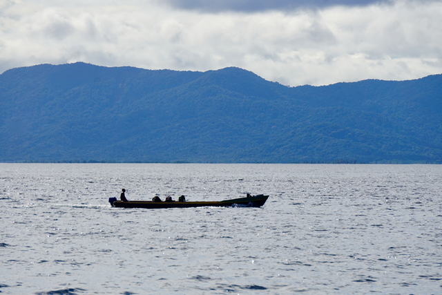 Tourists Aground, Phone on the Seabed – photo 5