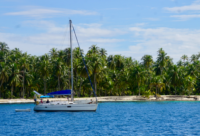 Tourists Aground, Phone on the Seabed – photo 6