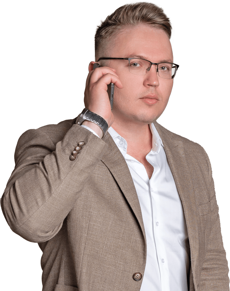 Родион, основатель и арт-директор веб-студии ANSARA, по телефону обсуждает создание прототипа сайта