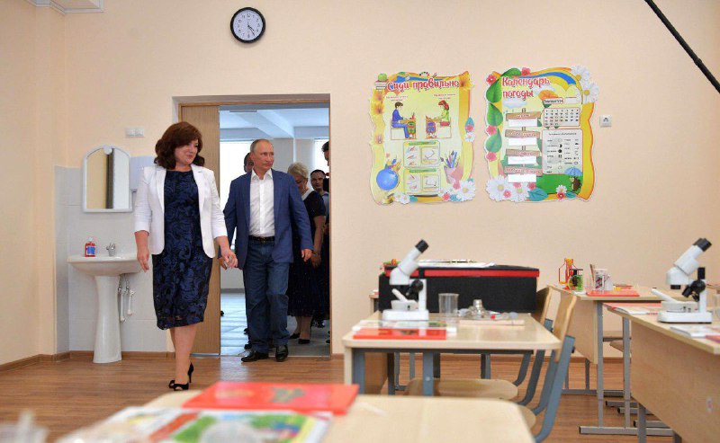 Путин предложил создать школу для одаренных детей в Севастополе