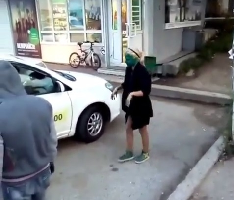 Таксисты Хабаровска заставили умыться зеленкой пассажиров, которые не смогли заплатить за проезд