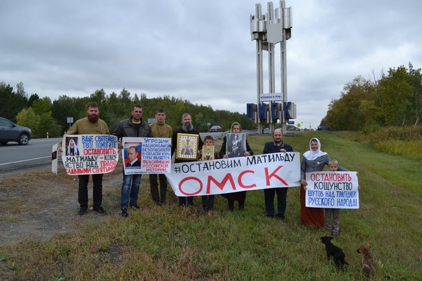 Жители Омска проехали вокруг города на машинах, читая молитвы и акафисты, окружая себя иконами
