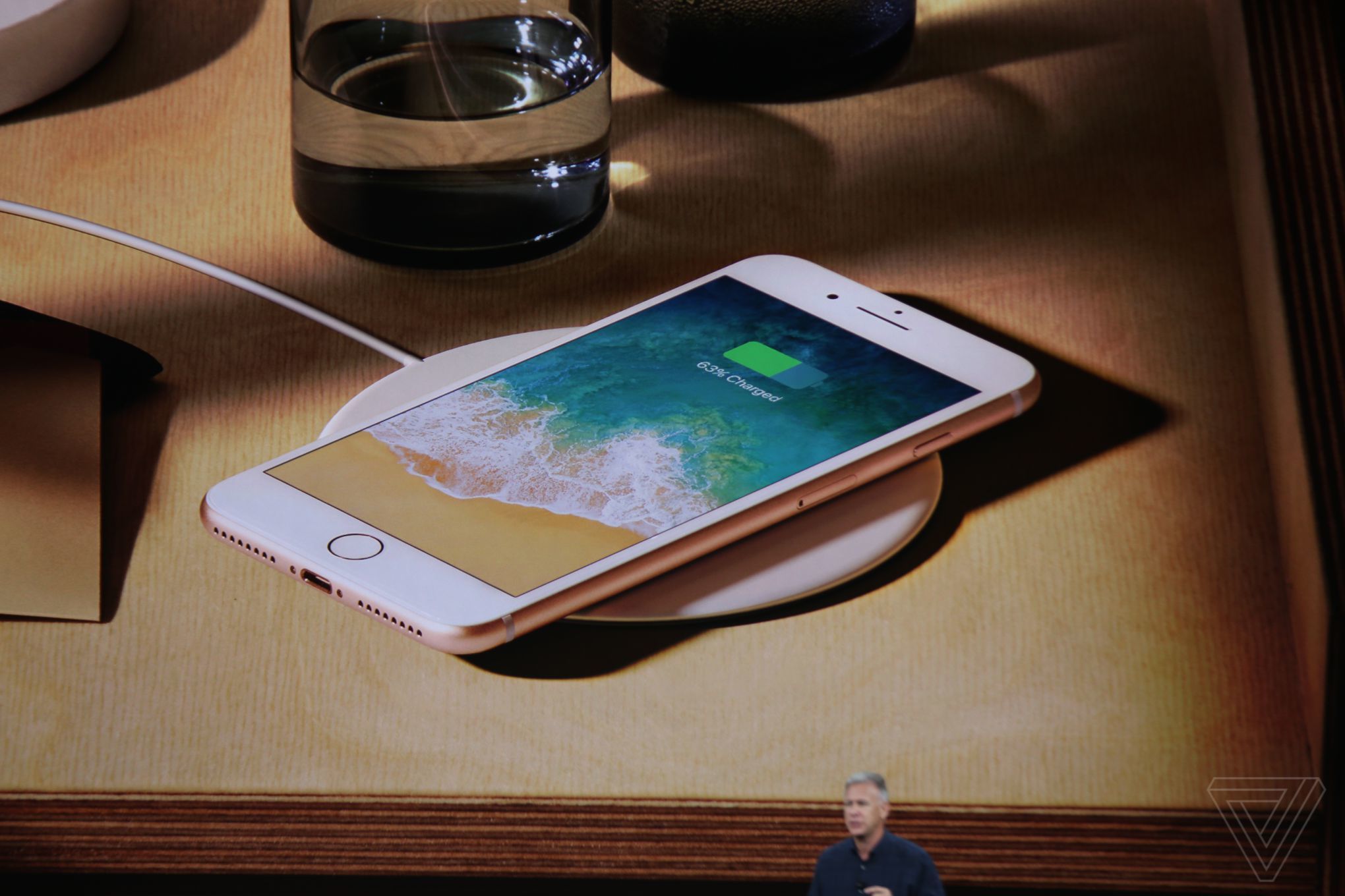 У iPhone 8 Plus экран отделяется от корпуса