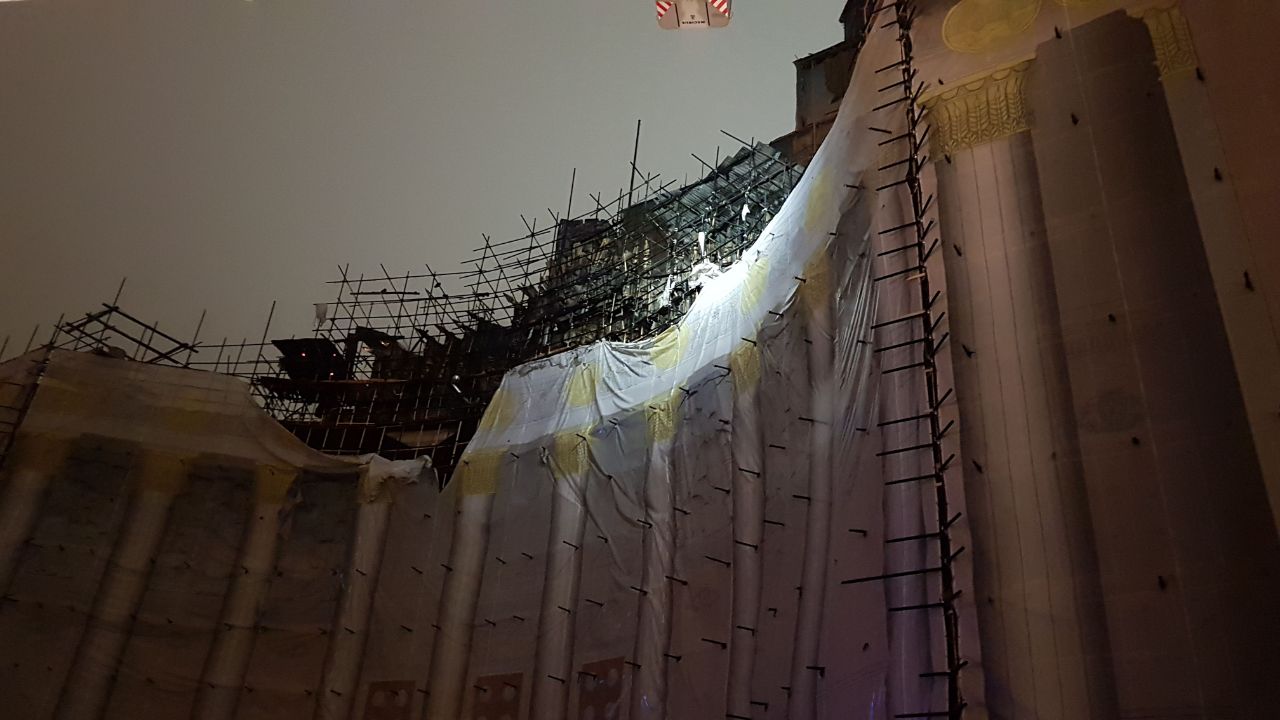 На ВДНХ загорелся главный выставочный павильон