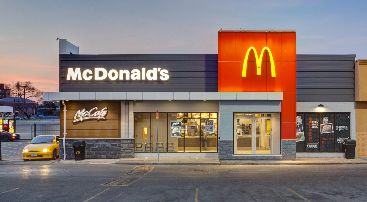 В российском McDonald’s появились официанты