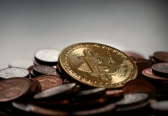 Курс биткоина опустился ниже психологической отметки