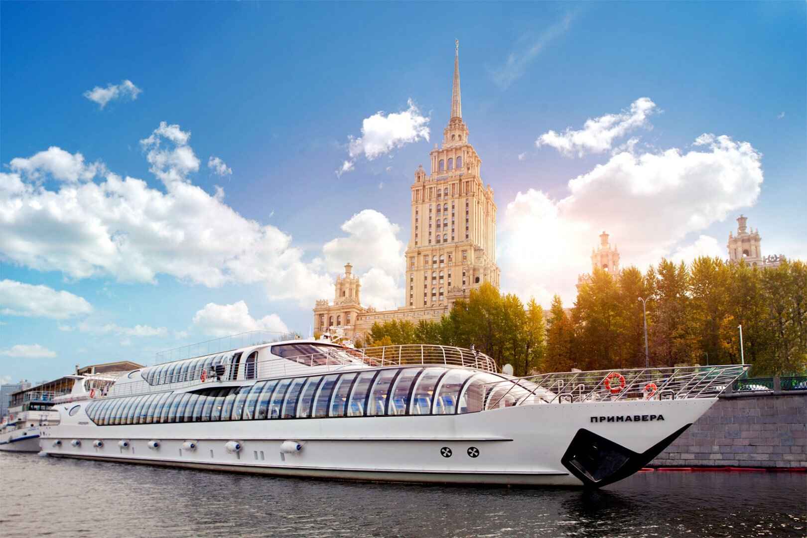По Москве-реке проплывет футбольное поле