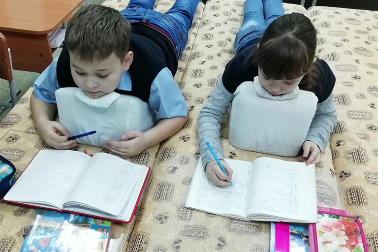 Школьники из Красноярска на уроках могут лежать
