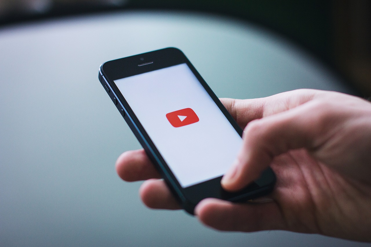 Подростки доверяют YouTube больше, чем официальным СМИ