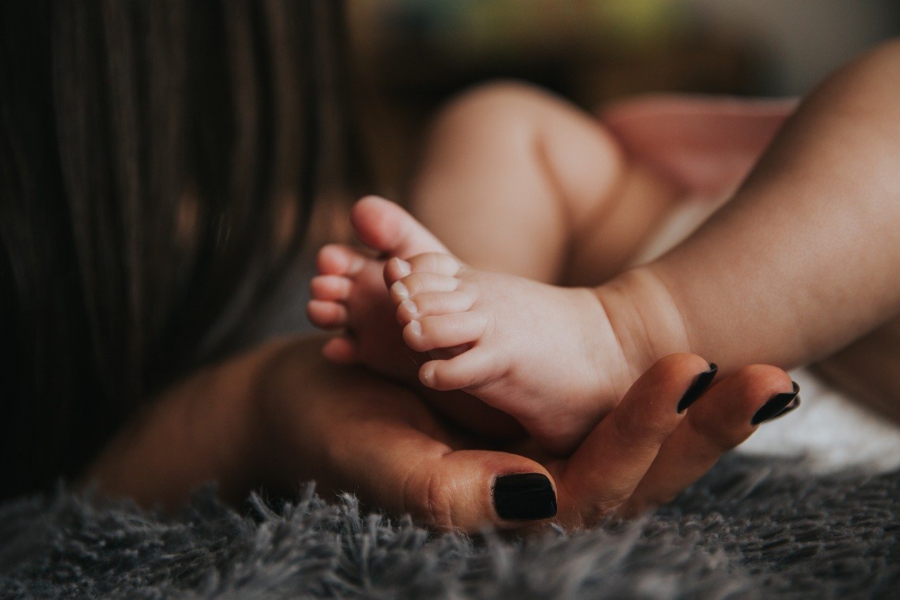 Сколько россиянок стали мамами в возрасте 12-18 лет в 2019?
