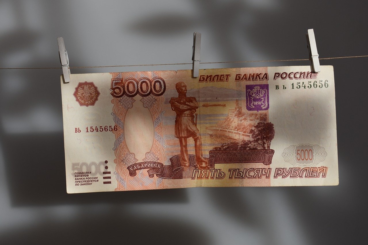 Выпускники чаще идут в колледжи из-за снижения доходов населения