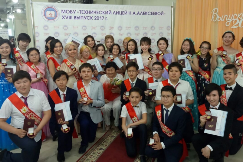 В школе Якутска золотые медали получил целый класс