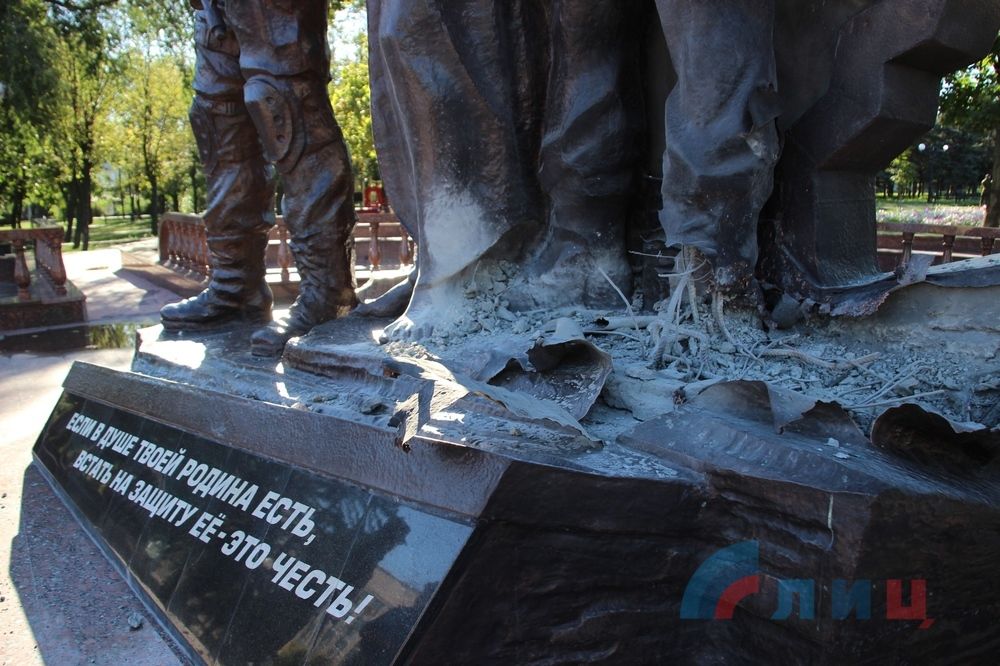 В Луганске взорвали памятник ополченцам