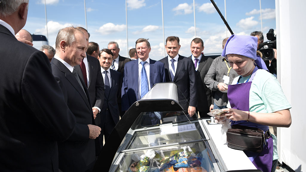 Президента России на МАКСе заинтересовало мороженое